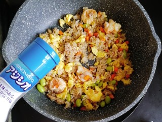 宝宝辅食—毛豆鹅肝虾仁蛋炒饭,最后撒适量的盐，炒匀出锅