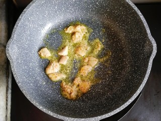 宝宝辅食—毛豆鹅肝虾仁蛋炒饭,锅内不用油，放入鹅肝炒出油
