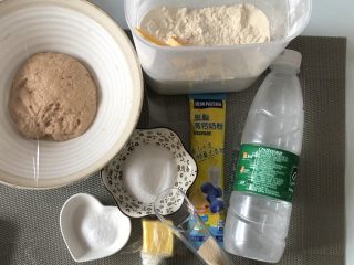 全麦豆沙软欧,准备本种材料：黄油提前室温软化，水用纯净水，夏天提前放冷藏降温