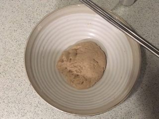 全麦豆沙软欧,拌匀，盖上保鲜膜，室温发酵3小时，再放冰箱12小时即可使用