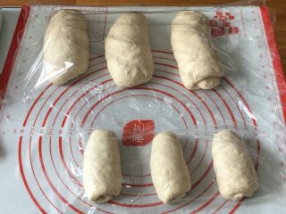 全麦豆沙软欧,分出三份面包体，200g一个
三份面包皮，70g一个
盖上保鲜膜松弛30-40分钟