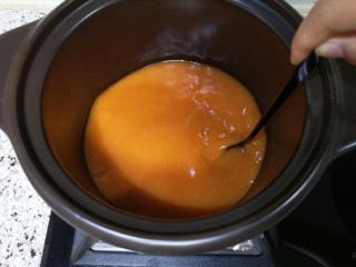 韩式大酱汤,开小火用勺子把酱搅拌均匀