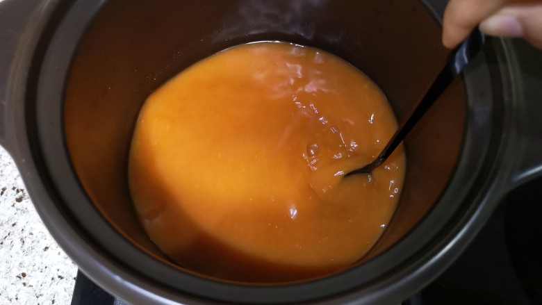 韩式大酱汤,开小火用勺子把酱搅拌均匀