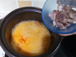 韩式大酱汤,煮开以后放入牛肉块