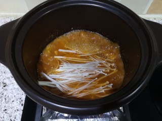 韩式大酱汤,放入金针菇