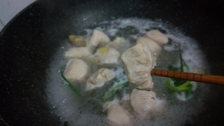 休闲小零食～鸡肉松,煮到筷子可以扎进去就说明熟了。