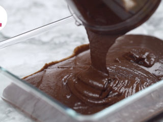 超低卡巧克力冰淇淋,放入可可粉25g，搅打成泥