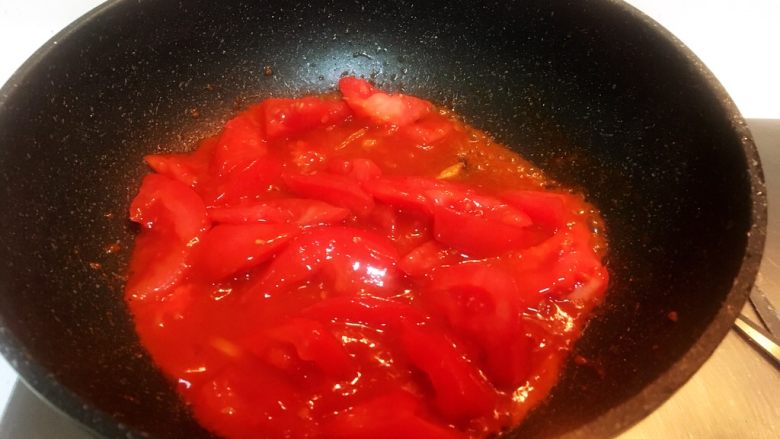 茄汁西葫芦肉片,放入少盐少糖一点水熬成图上一个状态，就是让番茄快成糊状，酱汁感觉