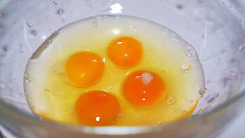 上海菜-银鱼跑蛋,这时候可以准备打鸡蛋，准备蛋液