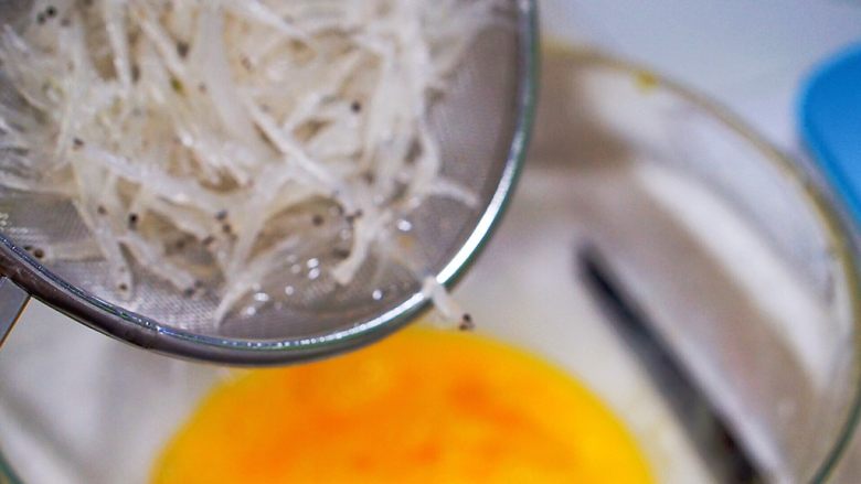 上海菜-银鱼跑蛋,泡好的银鱼捞出来放进打好的蛋液中