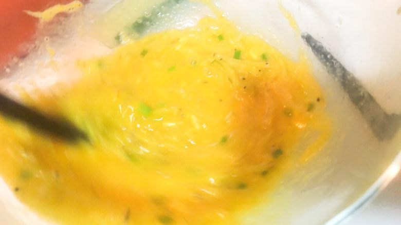 上海菜-银鱼跑蛋,再不停的搅拌，这样才会让鸡蛋更鲜嫩
请原谅这个过程比较快，所以没法拍照，手还抖了哈哈