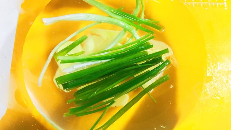上海菜-银鱼跑蛋,葱段姜片放入清水静止5分钟