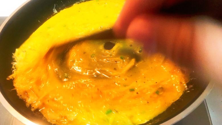 上海菜-银鱼跑蛋,‼️👀先倒入一半的蛋液，没错就是一半，然后画圈的搅拌，等到鸡蛋有点凝固的时候马上在倒回剩下的蛋液中