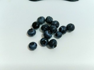 夏季必备～减脂水果色拉,蓝莓洗干净备用。