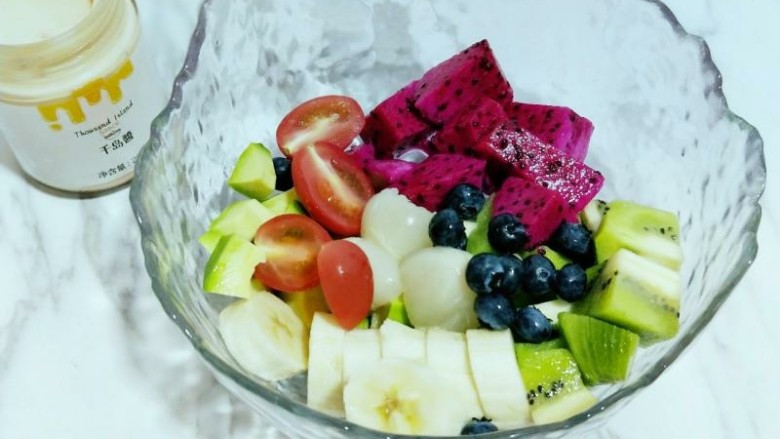 夏季必备～减脂水果色拉,所有食材准备完成，放入沙拉碗中。
