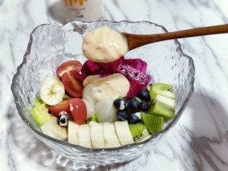 夏季必备～减脂水果色拉,放入沙拉碗中。