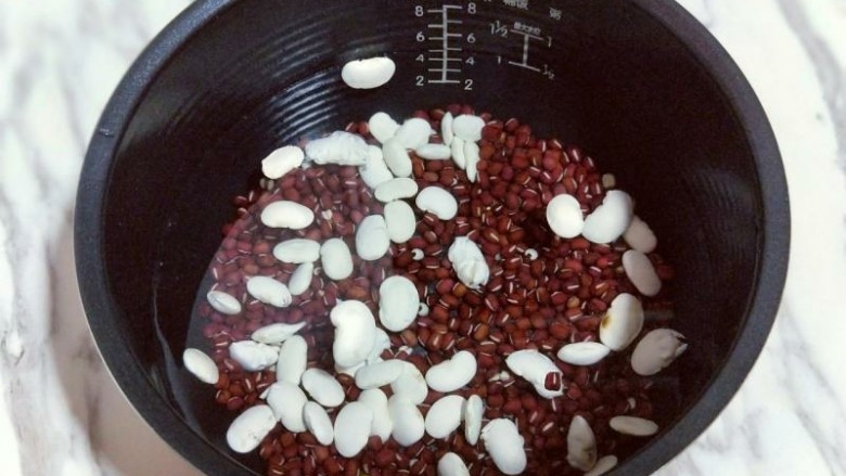 消暑祛湿&红豆彩色芋圆,把红豆和芸豆洗干净，纯净水泡4小时以上，泡好后放入电饭煲内胆中，加入纯净水，电饭煲最低水位。