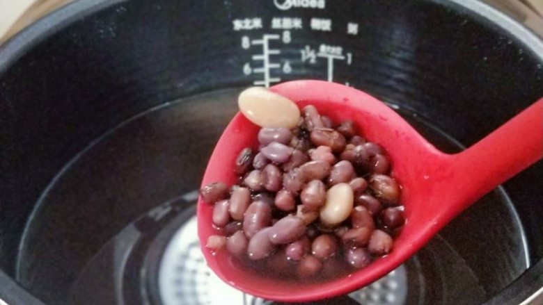 消暑祛湿&红豆彩色芋圆,鸣笛了，这时红豆和芸豆已经酥烂了。