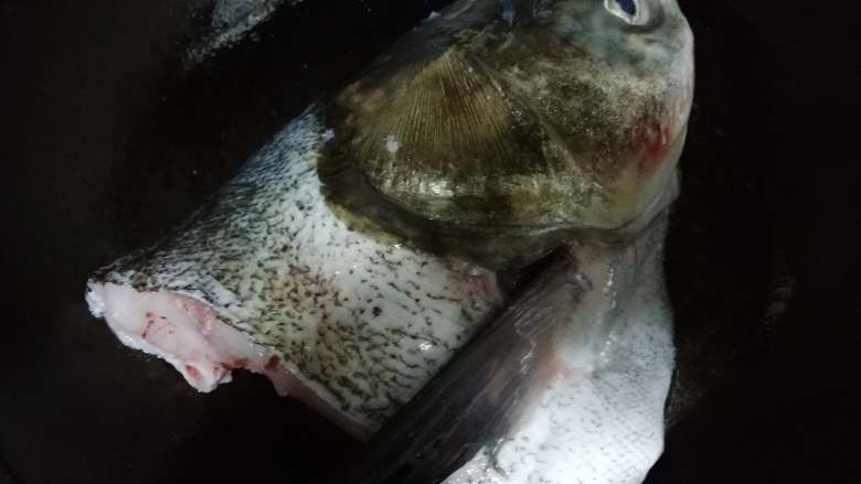 千岛湖鱼头汤,锅内多油，将鱼头煎炸透后捞出备用。