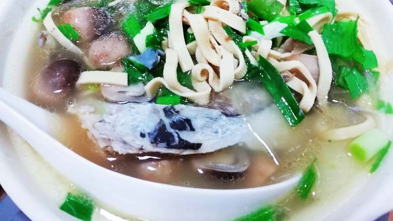 千岛湖鱼头汤,在煲煮好的鱼头汤内最后倒入蒜叶，香菜，撒胡椒粉即可食用。