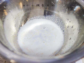 酵母版香蕉松饼,倒入牛奶将酵母融化，开始会一坨，一会就会化开了