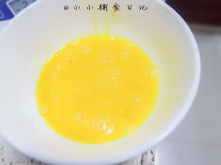 酵母版香蕉松饼,鸡蛋液50g要先用筷子打散，不要有一整块的蛋白