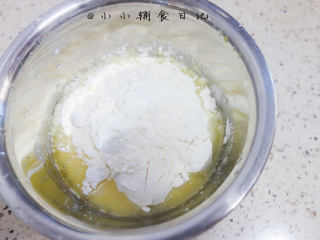 酵母版香蕉松饼,倒入蛋液混合以后再加入低筋面粉混合成稠稠的面糊