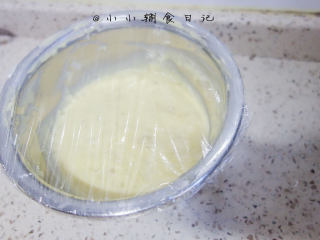 酵母版香蕉松饼,盖上保鲜膜，夏天就常温发酵就可以了，冬天放在蒸锅里下面倒点热水就可以
