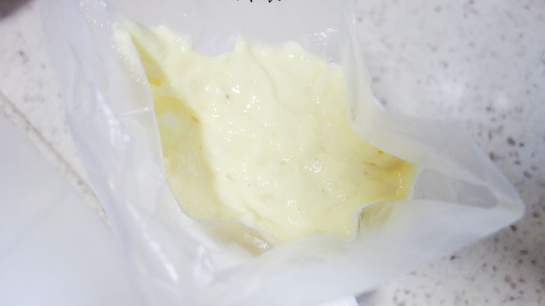 酵母版香蕉松饼,准备一个裱花袋轻轻的将面糊装进裱花袋里面备用