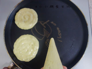 酵母版香蕉松饼,不粘锅刷一层薄薄的油然后挤上面糊
