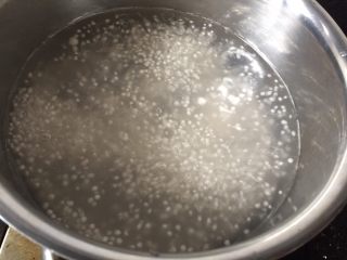 芒果椰汁西米露,水开后放入小西米