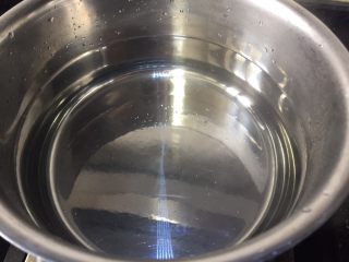 芒果椰汁西米露,奶锅中防多一些的水