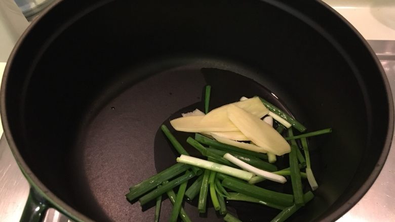 红烧牛肉面,准备一个深锅，等等直接用这个锅煮牛腱子，先炒香葱姜