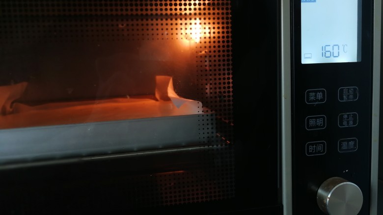 果酱三明治蛋糕,放入预热好的烤箱，上火170度，下火160度，烤20分钟左右