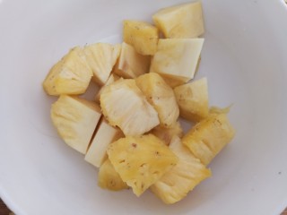 排骨炖菠萝,菠萝切大块