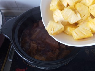 排骨炖菠萝,出锅前半小时左右放入菠萝，入味即可。菠萝不宜久炖。容易碎。