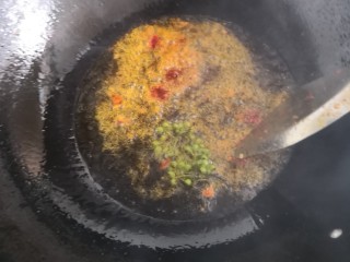 爆炒花蛤,一起炒出青花椒的香以及豆瓣的红油