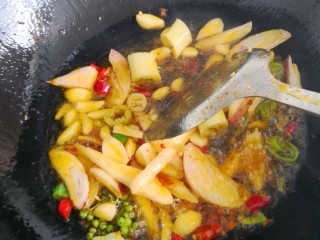 爆炒花蛤,加入葱姜蒜、小米椒、洋葱炒出香味来