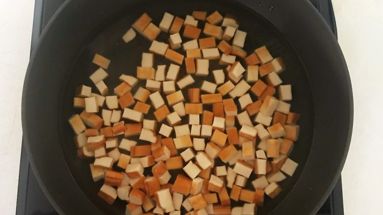 下饭小菜  豆豉什锦虾仁,锅里加入冷水烧开后加入豆干，焯水2分钟，捞出来沥干水分，备用