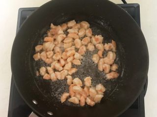下饭小菜  豆豉什锦虾仁,油温5分热的时候加入虾仁，炒至变色
