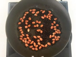 下饭小菜  豆豉什锦虾仁,加入花生米，小火炒制3分钟