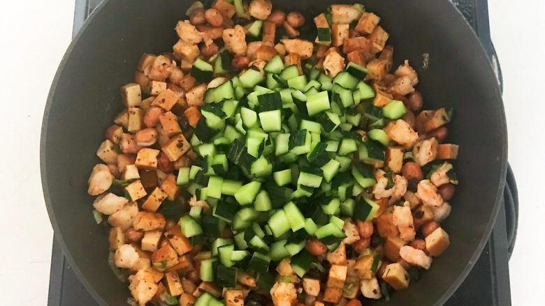 下饭小菜  豆豉什锦虾仁,加入黄瓜丁，翻炒均匀