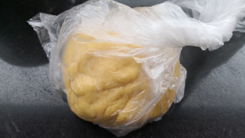 俄式提拉米苏,做好的面团包上保鲜膜或放保鲜袋里，放冰箱冷藏30分钟(面团不要过度揉，不然一会擀皮的时候会回缩) 