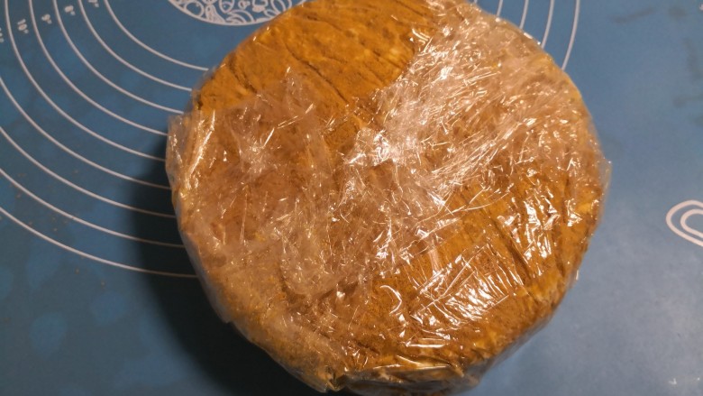 俄式提拉米苏,用保鲜膜包好，放冰箱冷藏5个小时以上，回潮后就可以食用了。(前一天做，第二天吃效果更好) 
