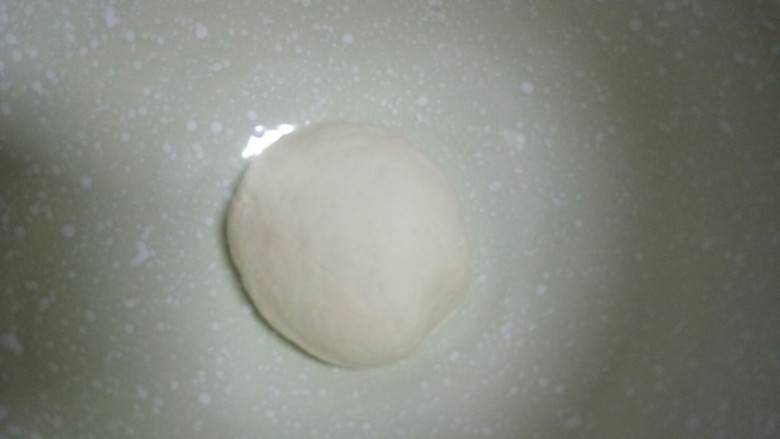 仿真蘑菇豆沙包,活成光滑的面团。