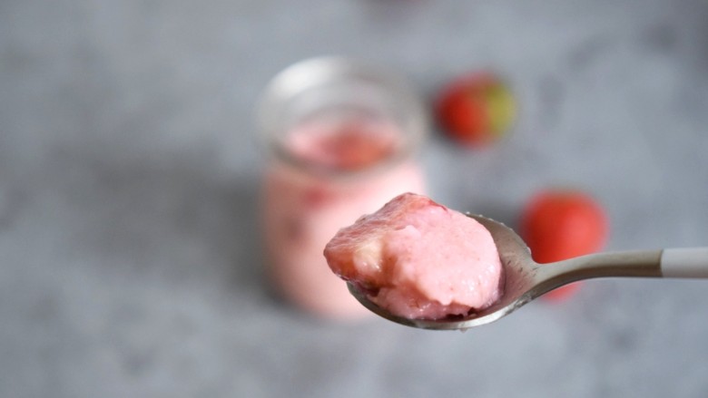草莓布丁,甜润幼滑的草莓布丁，每一口都好满足，也不会热量太高。