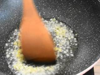 鱼香茄子—酸酸甜甜带点辣，最最最下饭的菜,锅中留底油，下蒜末和姜末爆香。
