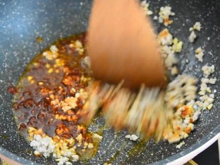鱼香茄子—酸酸甜甜带点辣，最最最下饭的菜,肉末推至一边，下豆瓣酱炒出红油后再与肉末炒匀。