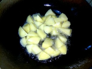 土豆烧扁豆,锅中放入适量植物油，烧热，放入土豆块