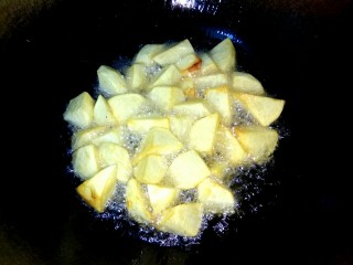 土豆烧扁豆,把土豆炸至金黄